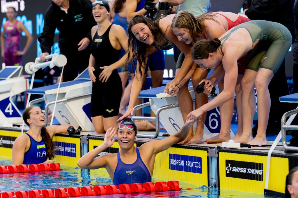 Schlussschwimmerin Linda Roth freut sich mit Noelle Benkler, Lena Ludwig und Yara Fay Riefstahl über Silber in der Lagenstaffel