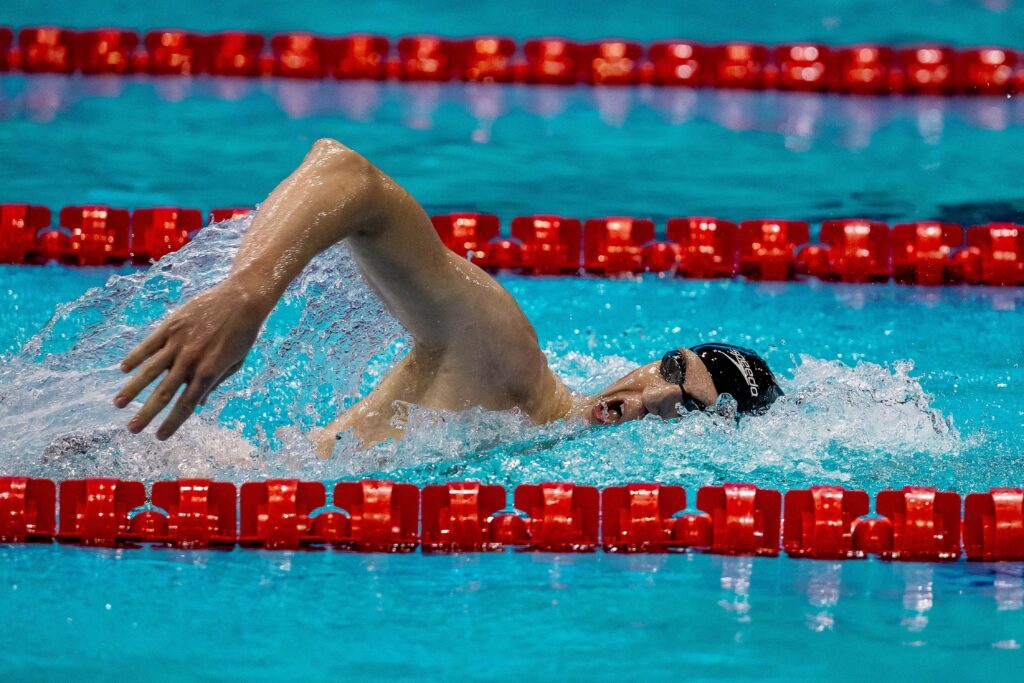 Lukas Märtens schwimmt