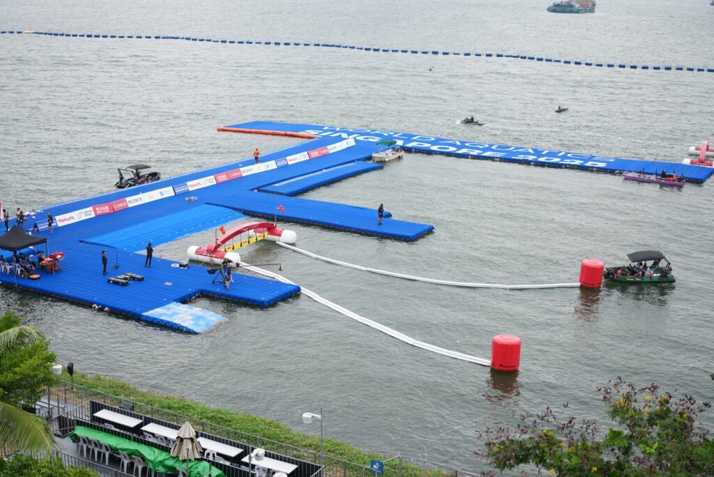 Luftbild des Start-Ziel-Bereichs der Wettbewerbe im Freiwasserschwimmen vor Sentosa Island bei der Schwimm-WM 2025 in Singapur