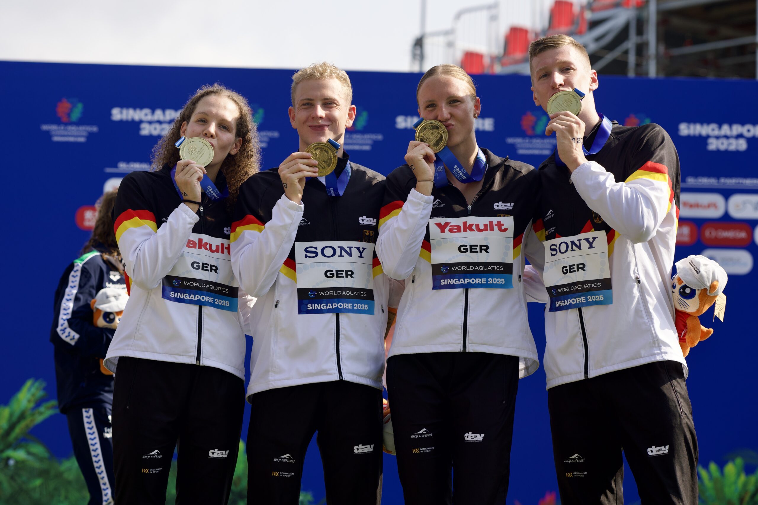 Das deutsche Team bei der Siegerehrung mit ihren Goldmedaillen