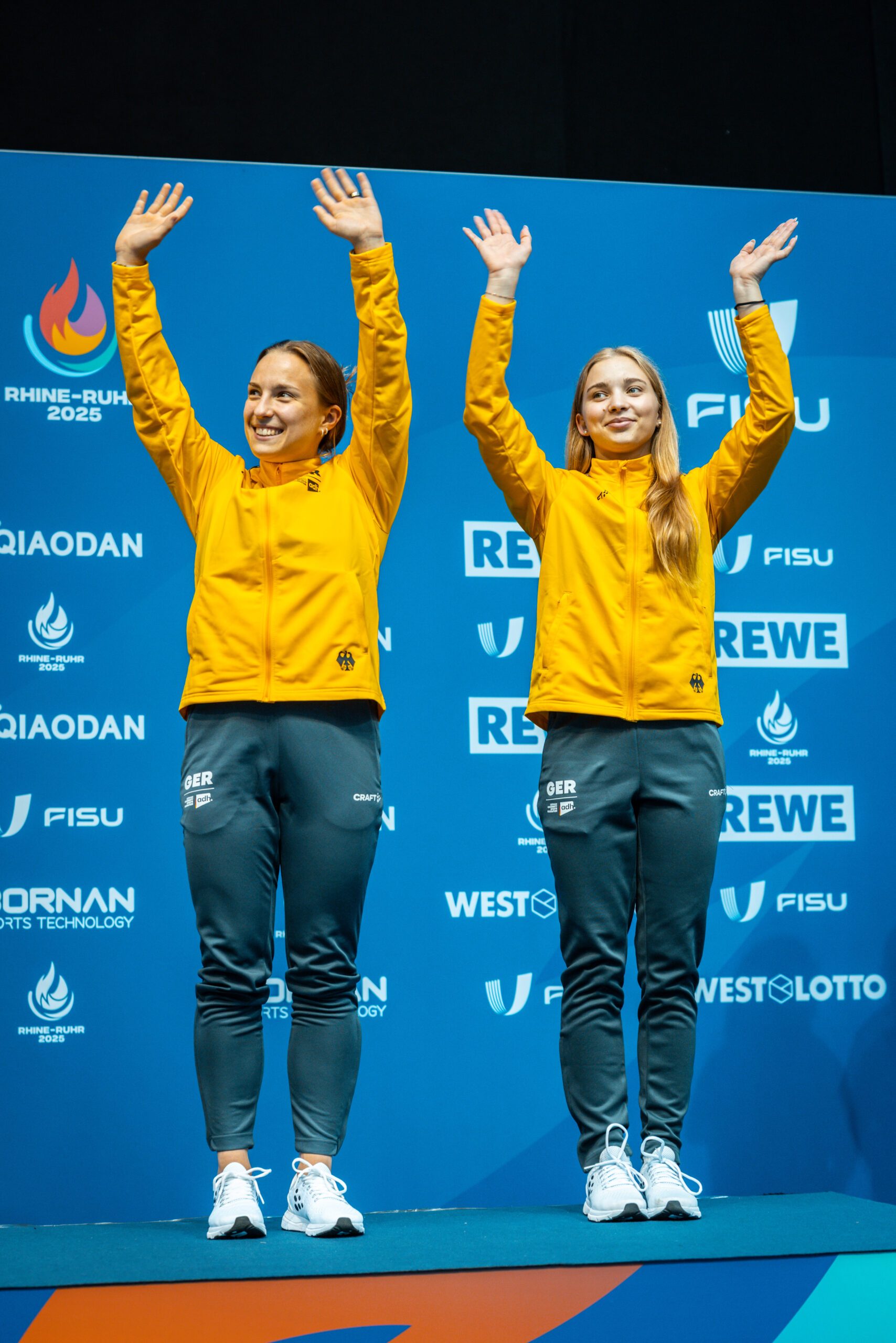 Lena Hentschel und Jette Müller jubeln auf dem Podium nach Bronzemedaille