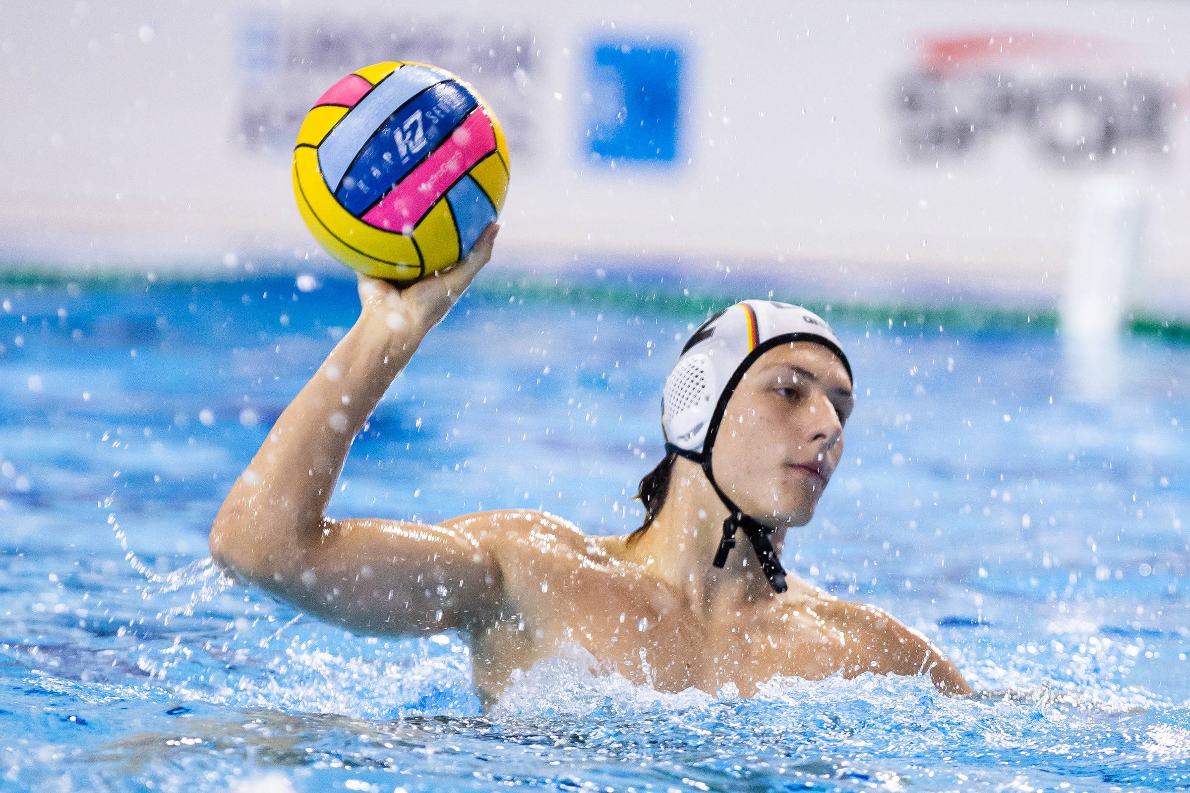 Ein Wasserballer des deutschen Teams vor seinem nächsten Pass