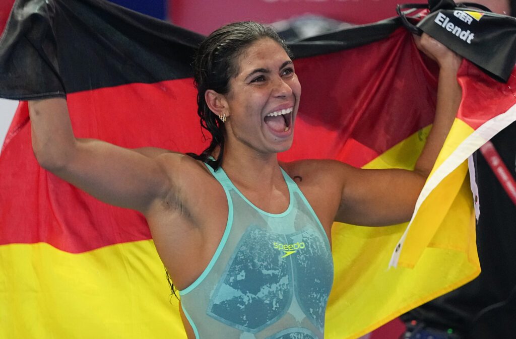 Anna Elendt mit der deutschen Fahne in Singapur