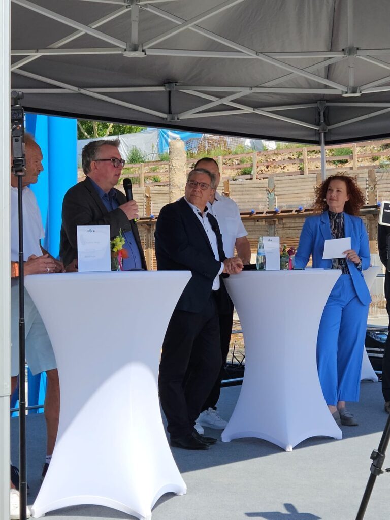 DSV-Präsident David Profi und Wiesbadens Oberbürgermeister Gert-Uwe Mende bei der Grundsteinlegung ©privat
