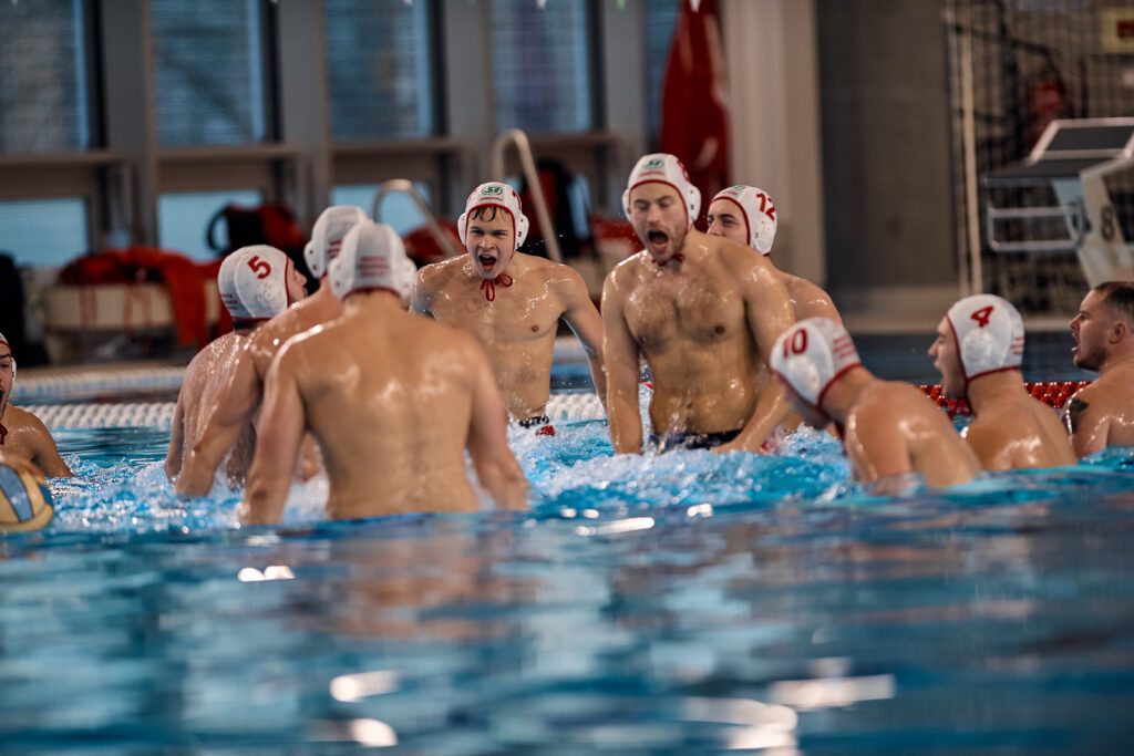 Die Wasserball der White Sharks Hannover beim Team Huddle vor einer Bundesligapartie