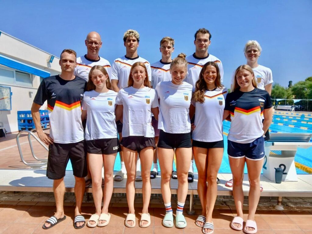 Vorn von rechts: Lena Ludwig, Noelle Benkler, Leni von Bonin, Yara Fay Riefstahl, Hannah Schneider, Bastian Schulte (Bundesstützpunkttrainer Nachwuchs Berlin). Hinten von rechts: Ili Matuszczyk(Physiotherapeutin), Larus Thiel, Johannes Liebmann, Jan Malte Gräfe, Carsten Gooßes (Bundestrainer Nachwuchs)