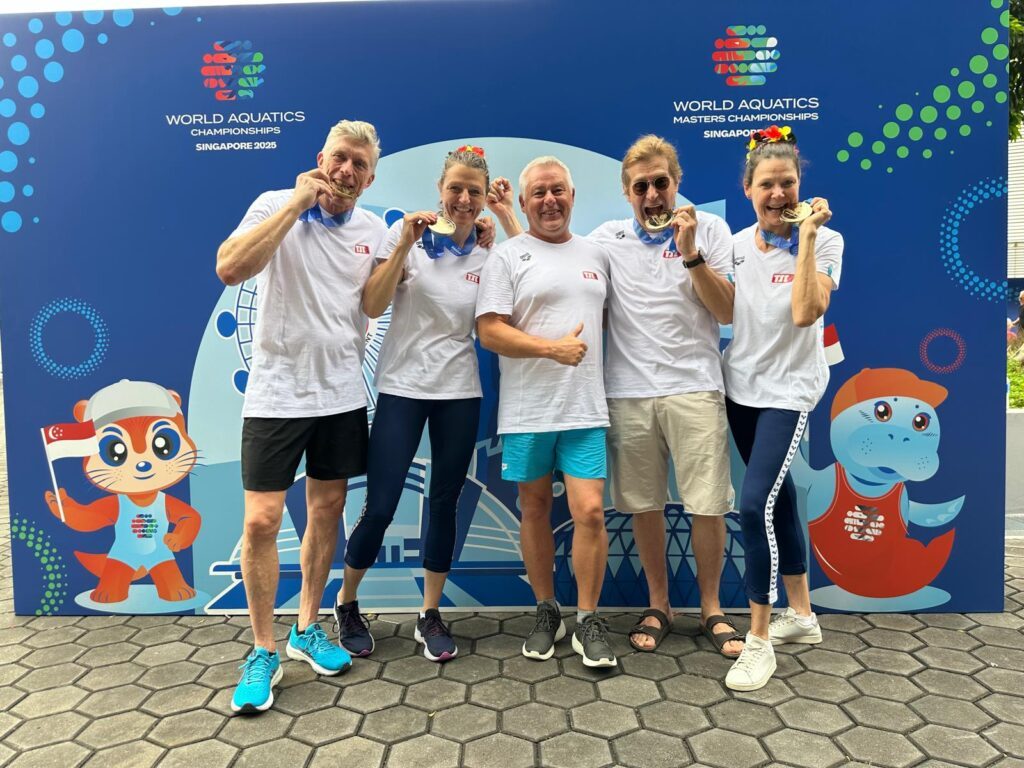 Die TSC-Staffel mit Ina Ziegler, Rainer Fritsche, Andrea Kutz und Frank Stuwe holt WM-Gold. In der Mitte freut sich Coach Olaf Mucha