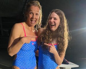 Der Star und das Double: Franziska van Almsick und Noelle Benkler bei den Dreharbeiten am OSP Heidelberg