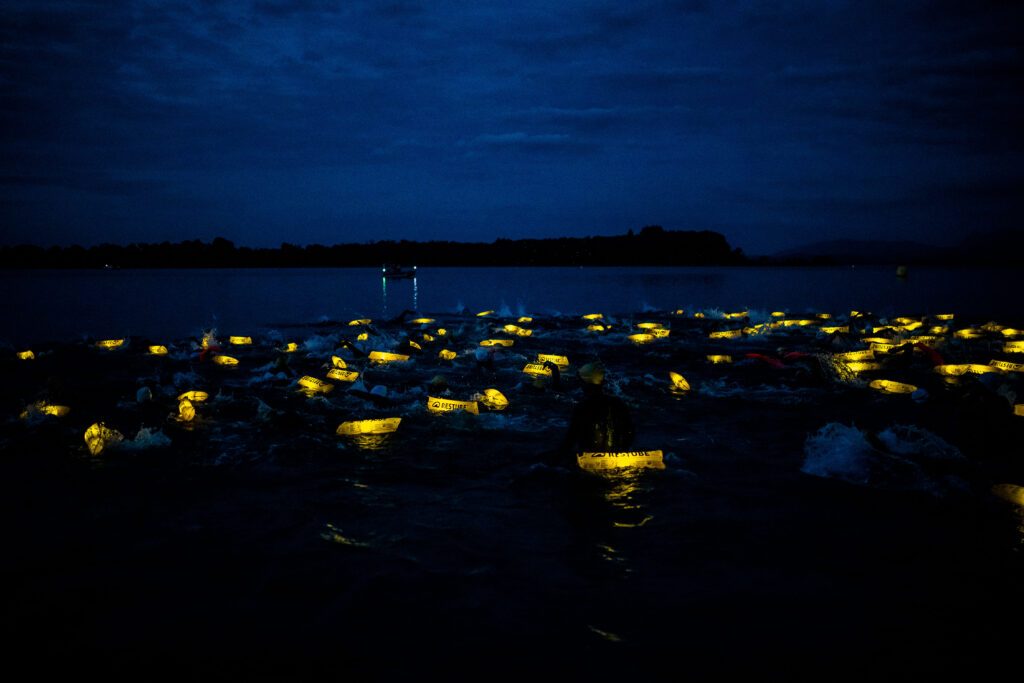 Das Vollmondschwimmen im Chiemsee hat nicht nur wegen der leuchtenden Bojen besonderes Flair 