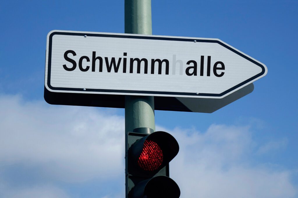 Ein defektes Schild in Borkwalde im Bundesland Brandenburg