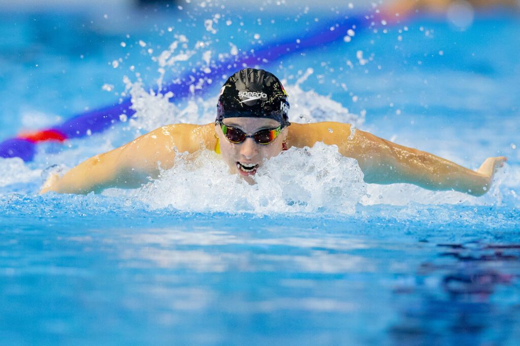 Angelina Köhler schwimmt Schmetterling