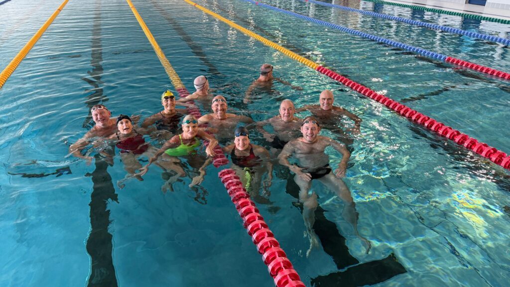 Eine Gruppe von Schwimmer*innen im Wasser beim Ehemaligentreffen 2025 des Deutschen Schwimm-Verbandes in Leipzig