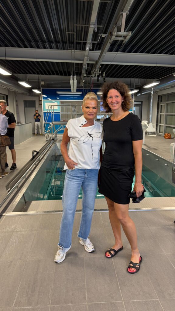Die früheren Schwimmerinnen Ute Hascher-Brückner und Antje Buschschulte beim Ehemaligentreffen 2025 des Deutschen Schwimm-Verbandes in Leipzig