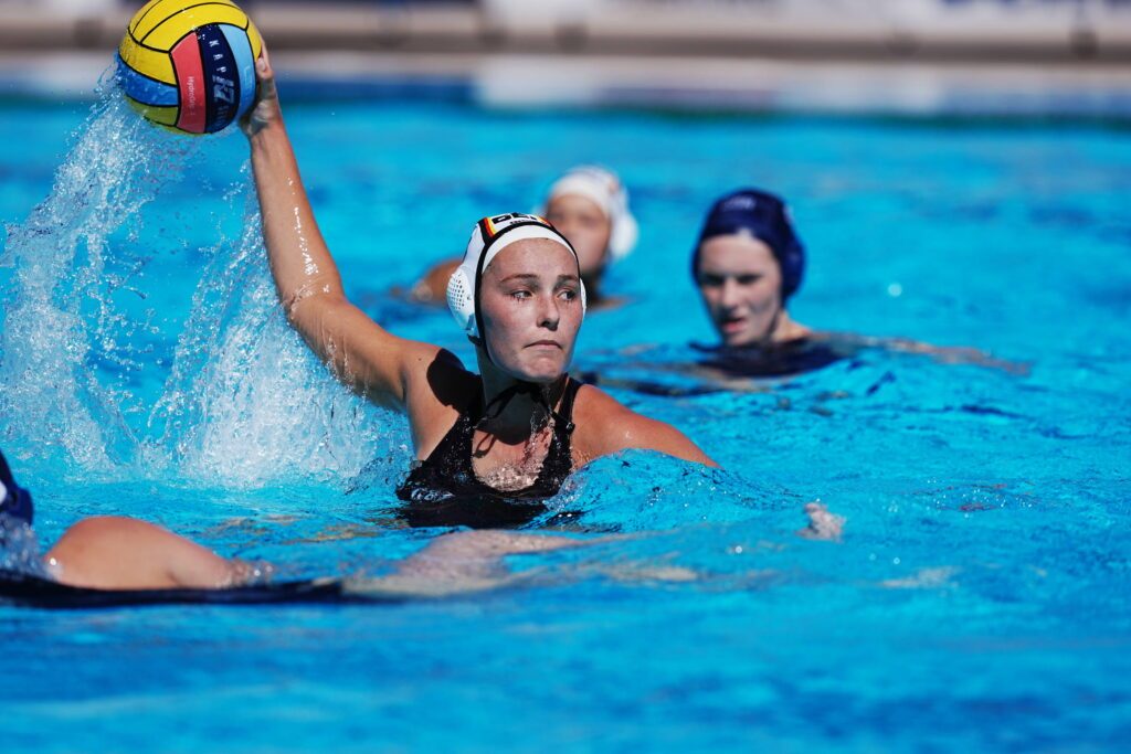 Eine Wasserballerin aus Deutschland beim Wurf bei der U18-EM 2025 auf Malta im Spiel gegen Großbritannien