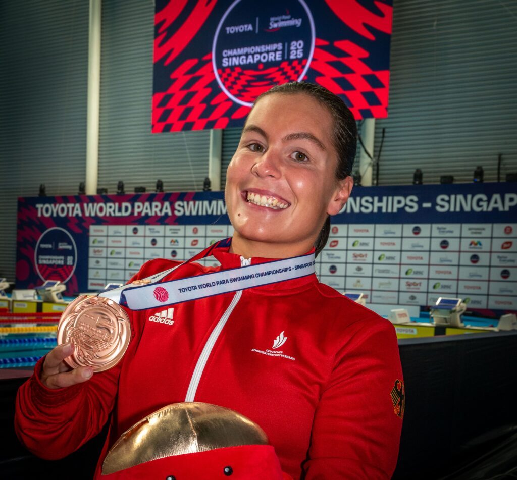 Gina Böttcher freut sich nach der Siegerehrung in Singapur