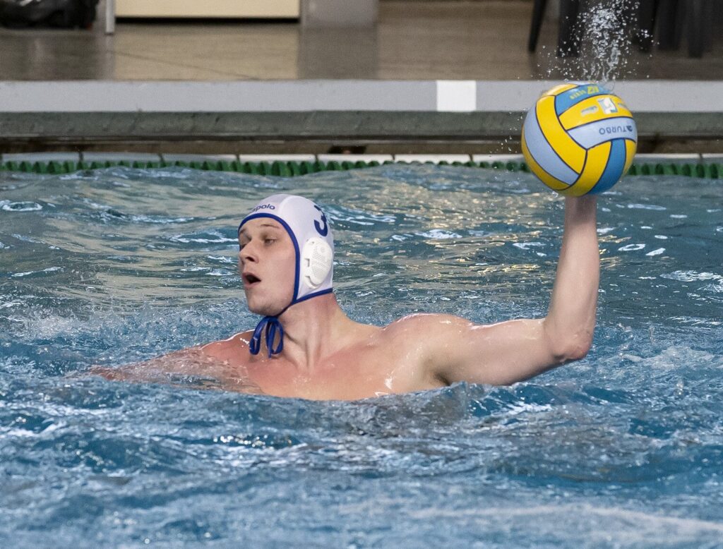Wasserball Niclas Schipper von Waspo 98 Hannover beim Wurf mit dem Ball