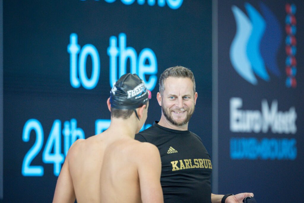 Schwimm-Trainer Jonas Holzwarth von der SGR Karlsruhe mit einem seiner Athleten