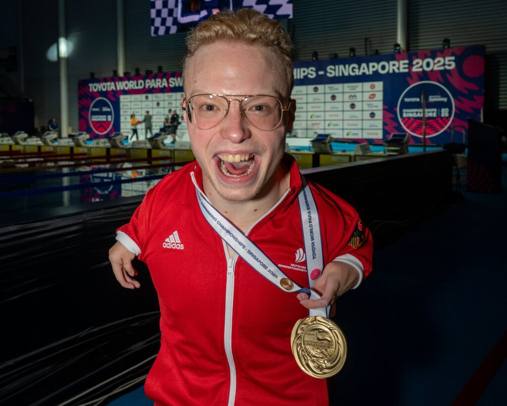 Josia Topf gewinnt nach Gold bei den Paralympics in Paris nun auch bei der WM in Singapur