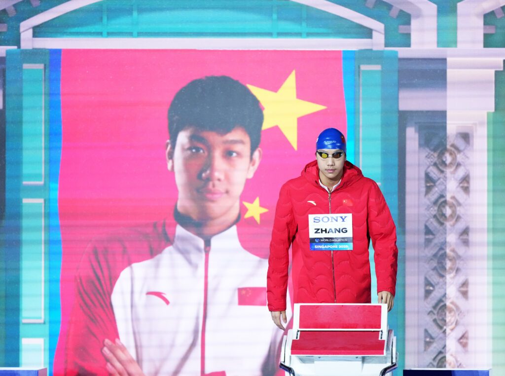 Der chinesische Schwimmer Zhang Zhanshuo vor dem Start des Rennens über 400m Freistil bei der Wm 2025 in Singapur