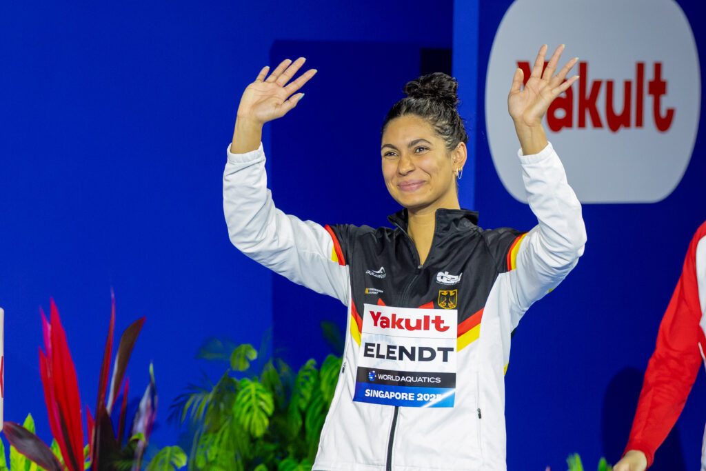 Anna Elendt winkt ins Publikum