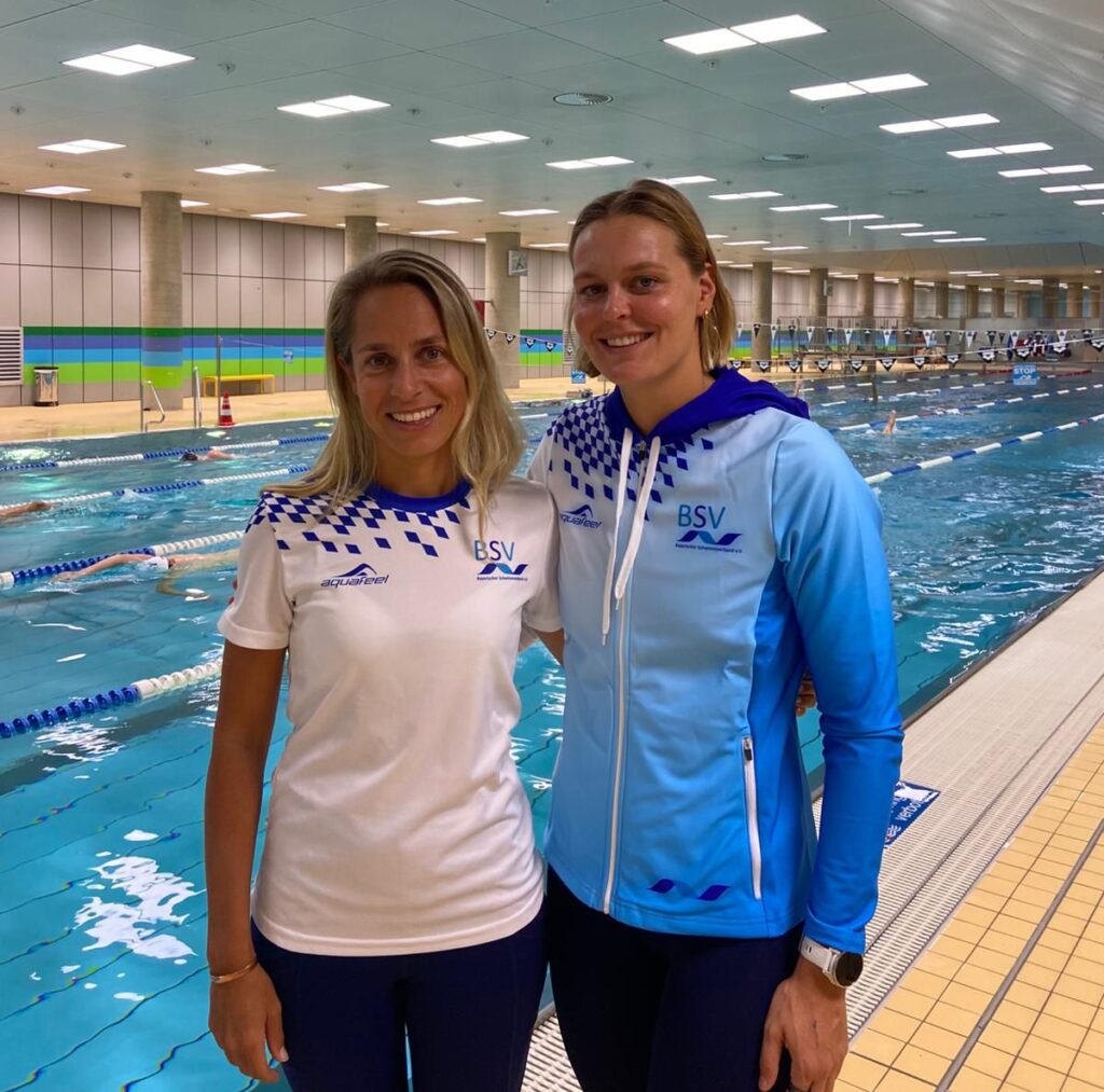 Freiwasser-Olympiasiegerin Sharon van Rouwendaal aus den Niederlanden engagiert sich nach ihrem Rücktritt vom Leistungssport beim Bayerischen Schwimmverband, hier posiert sie mit Landesstützpunktleiterin Sheela Schult