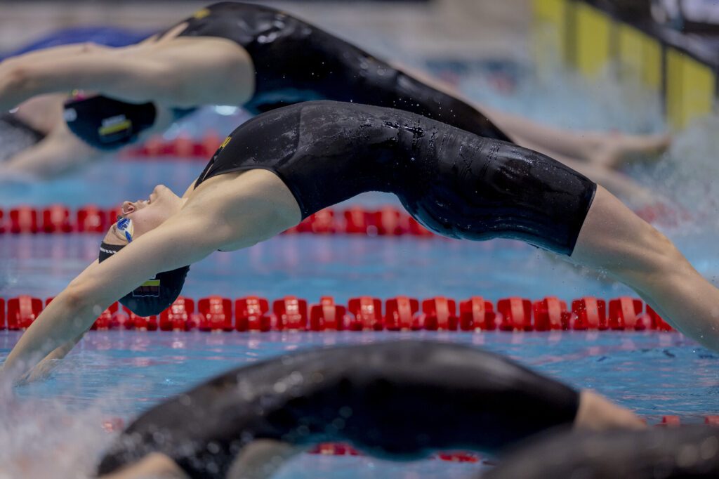 Rückenschwimmerin Laura Riedemann beim Start bei den Deutschen Meisterschaften 2024 in Berlin