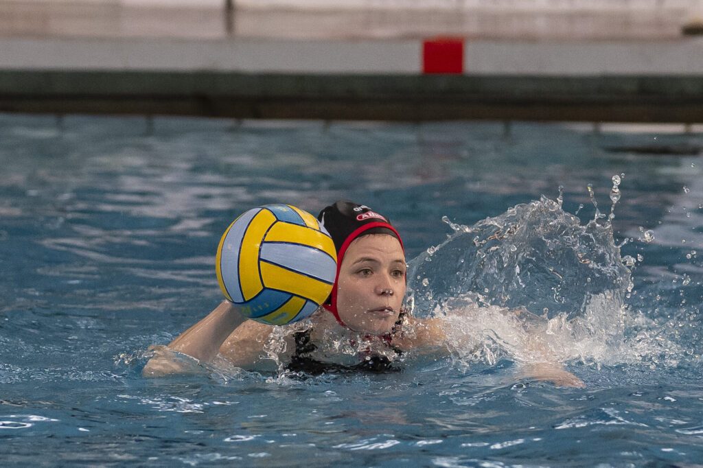 Wasserballerin Ira Deike von den Wasserfreunden Spandau 04 mit dem Ball im Spiel gegen Bayer Uerdingen im April 2024