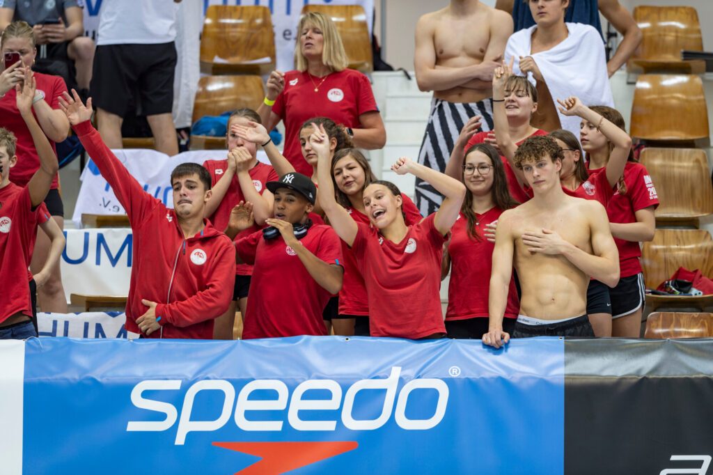Schwimmer vom SV Cannstatt feuern auf der Tribüne bei den Deutschen Jahrgangsmeisterschaften 2025 in Berlin ihre Teamkolleg*innen an