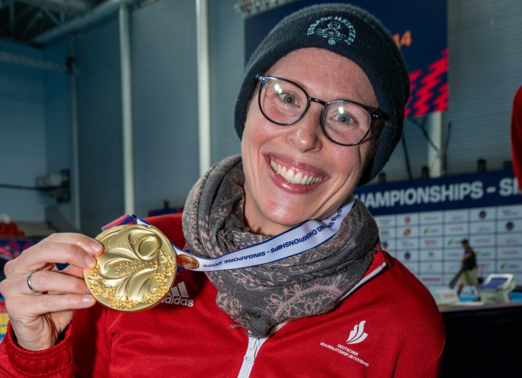 Tanja Scholz kommt gut mit den heißen Bedingungen in Singapur zurecht und gewinnt ihr siebtes WM-Gold