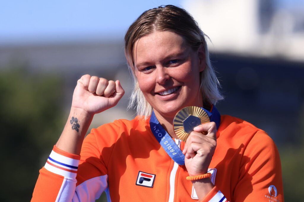 Freiwasserschwimmerin Sharon van Rouwendaal aus den Niederlanden zeigt ihre olympische Goldmedaille von Paris 2024 und das Tattoo auf ihrem Handgelenk, das an ihren kurz zuvor verstorbenen Hund Rio erinnert