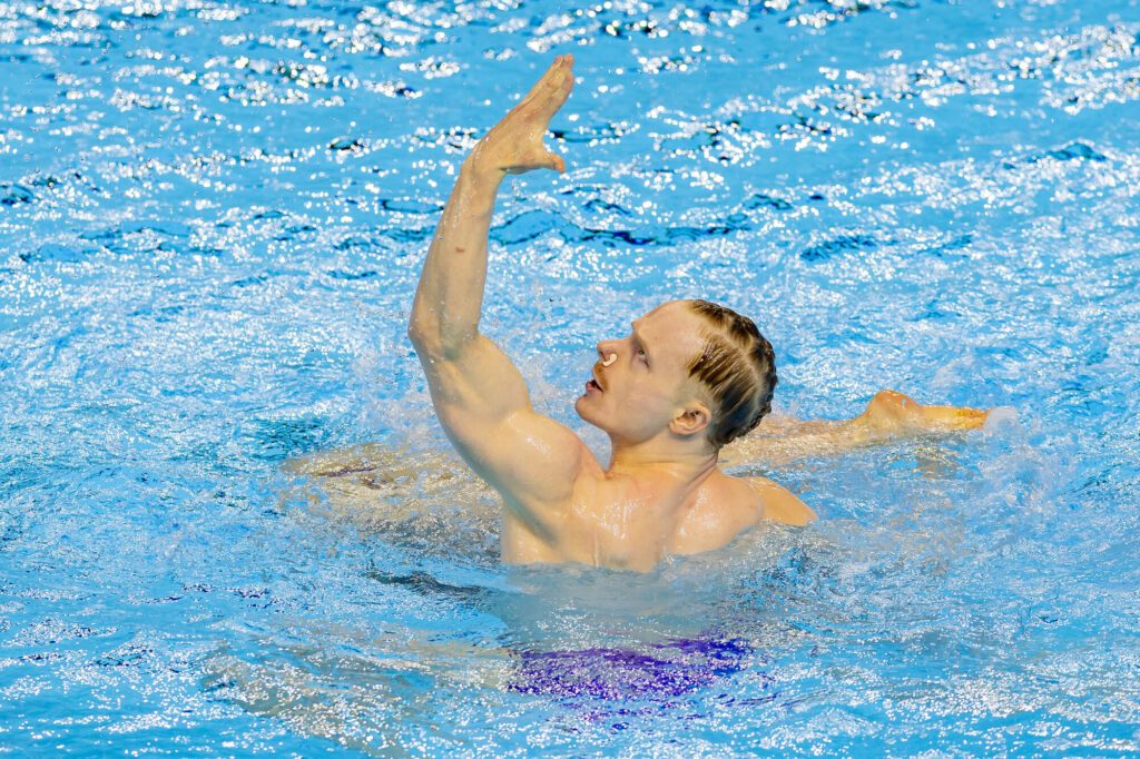 Synchronschwimmer Frithjof Seidel aus Deutschland bei der WM 2025 in Singapur im Mixed Duett
