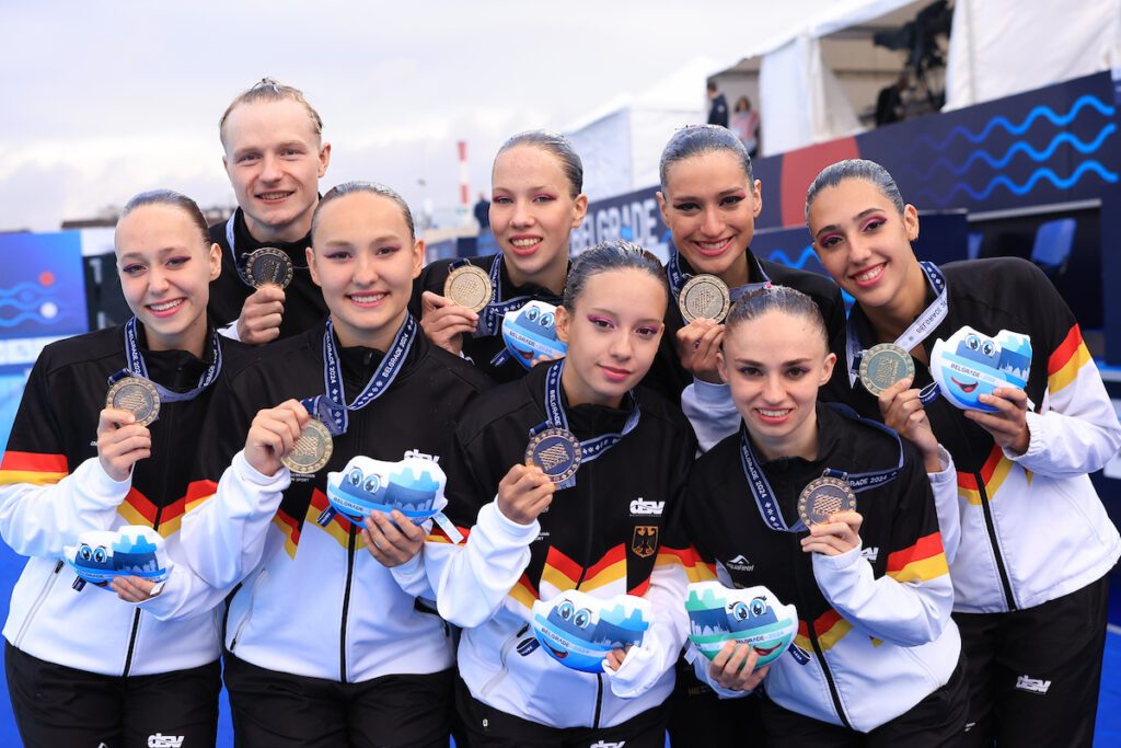Das deutsche Team im Synchronschwimmen präsentiert seine Goldmedaillen aus der Acrobatic Routine bei der EM 2024 in Belgrad
