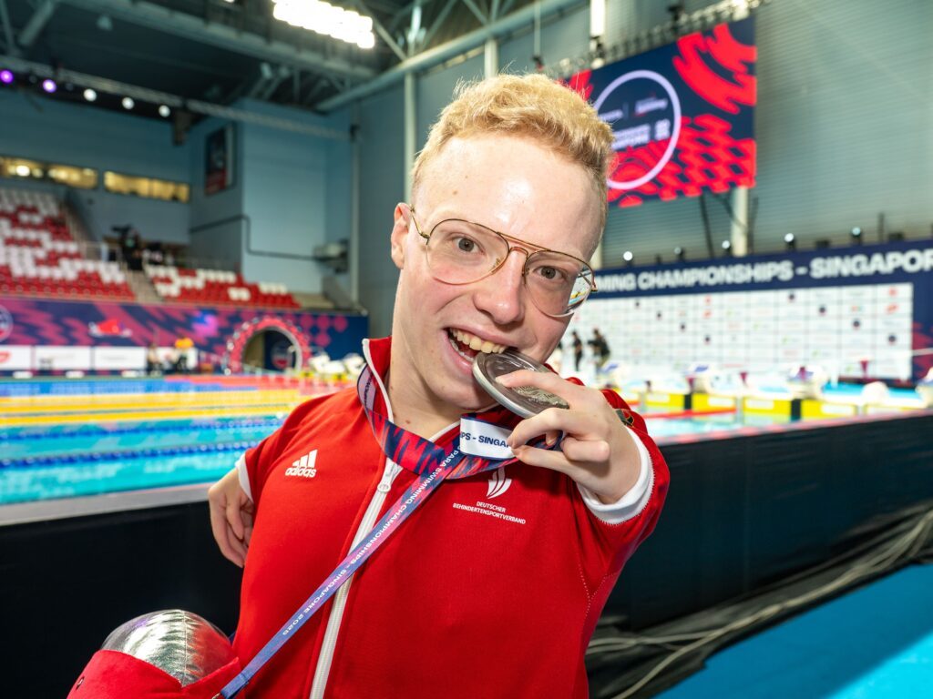 Para Schwimmer Josia Topf aus Deutschland beißt in seine Silbermedaille von der WM 2025 in Singapur