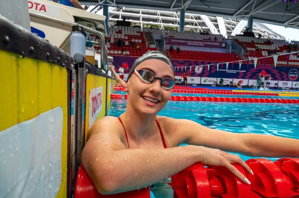 Para Schwimmerin Mira Jeanne Maack aus Deutschland strahlt nach ihrer Bestzeit über 100m Rücken bei der WM 2025 in Singapur