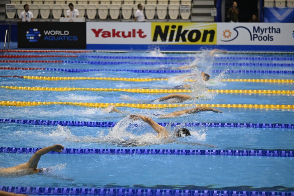 Schwimmer schwimmen bei der Masters-WM 2023 in Japan
