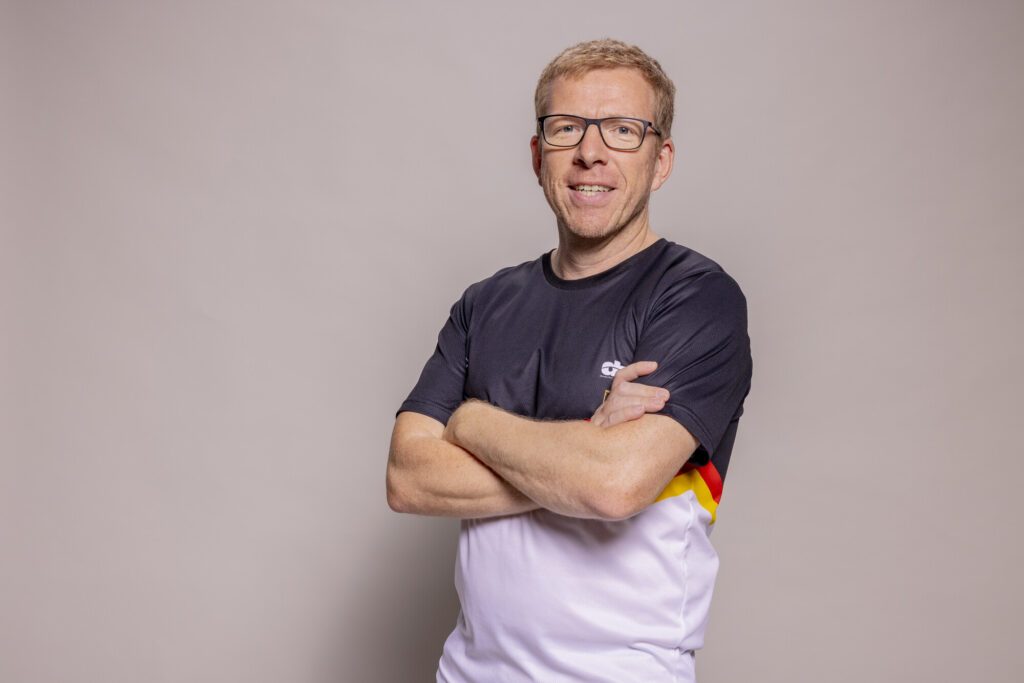 Schwimm-Bundestrainer Bernd Berkhahn bei einem Fotoshootings in Einkleidung des Deutschen Schwimm-Verbandes am Rande der Deutschen Meisterschaften 2024 in Berlin