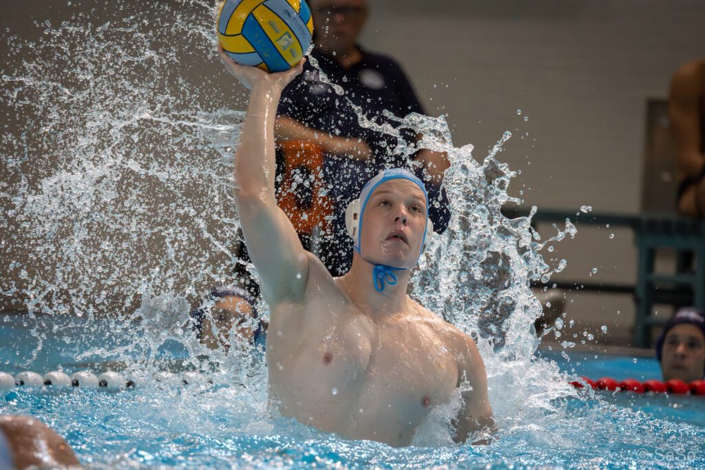 Wasserballer Lu Meo Ulrich vom OSC Potsdam mit dem Ball