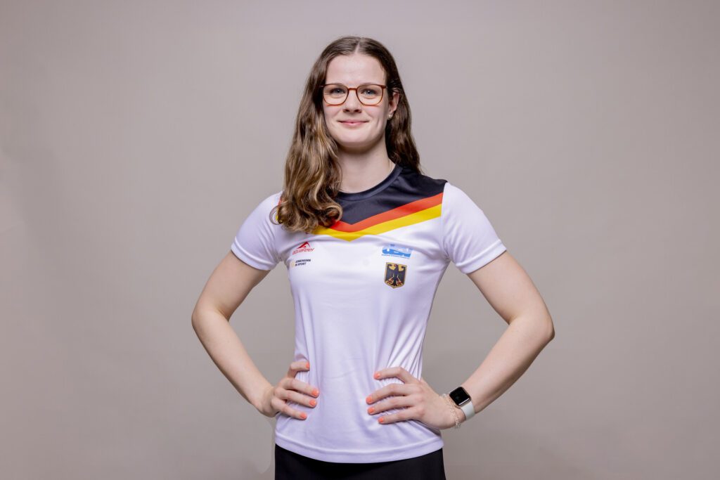 Porträtfoto von Turmspringerin Elena Wassen bei den Deutschen Meisterschaften im Wasserspringen 2024 in Berlin