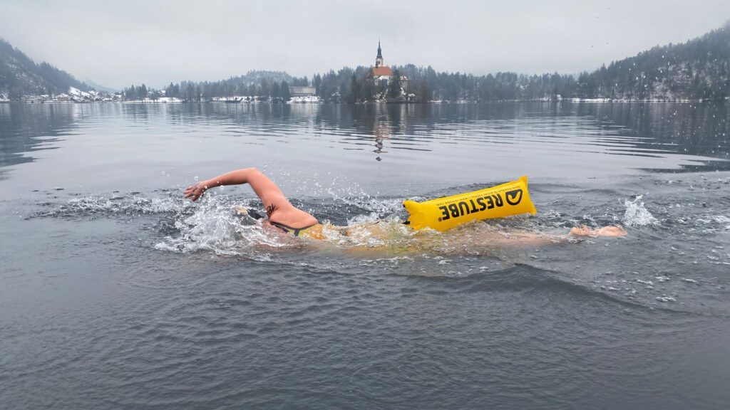 Eisschwimmerin Alisa Fatum-Böker aus Deutschland schwimmt im kalten Wasser mit einer Sicherheitsboje