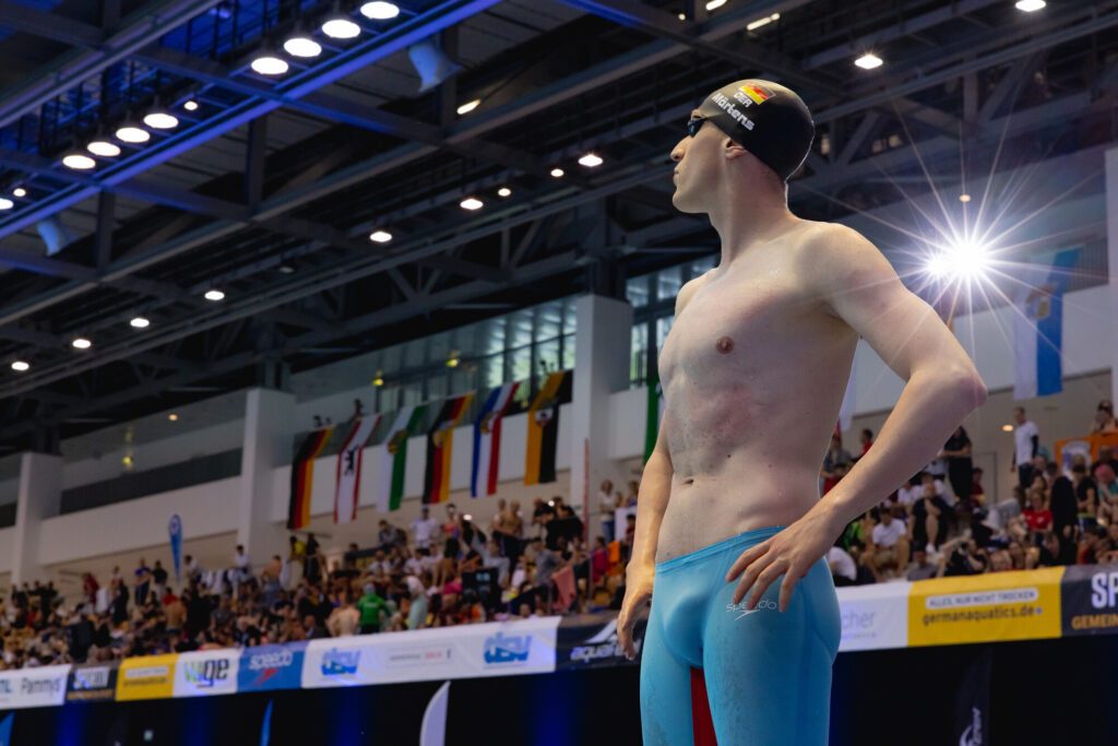 Schwimmer Lukas Märtens vom SC Magdeburg kurz vor dem Start bei den Deutschen Meisterschaften 2025 in Berlin