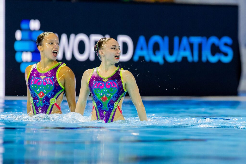 Die Synchronschwimmerinnen Klara Bleyer und Amélie Blumenthal Haz aus Deutschland bei ihrer Kür im Technischen Duett bei der WM 2025 in Singapur