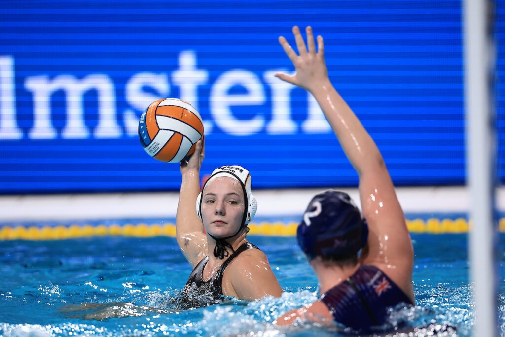 Wasserballerin Aylin Fry aus Deutschland wirft den Ball beim EM-Spiel 2024 gegen Großbritannien