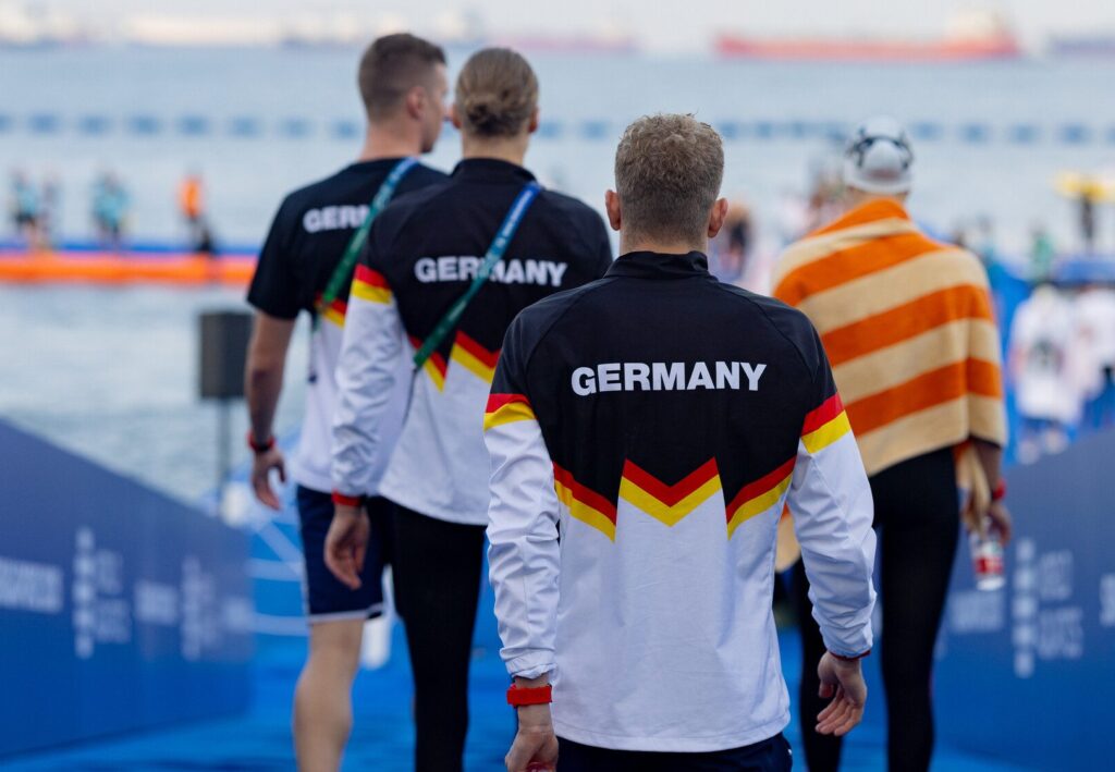 Schwimmer in Nationalmannschaftskleidung mit dem Schriftzug Germany auf dem Rücken