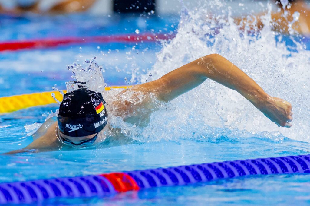 Kaii Liam Winkler schwimmt