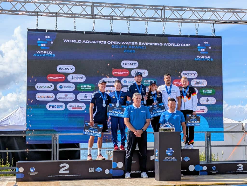 Gruppenbild der Sieger*innen und Platzierten in der Gesamtwertung des Weltcups 2025 im Freiwasserschwimmen