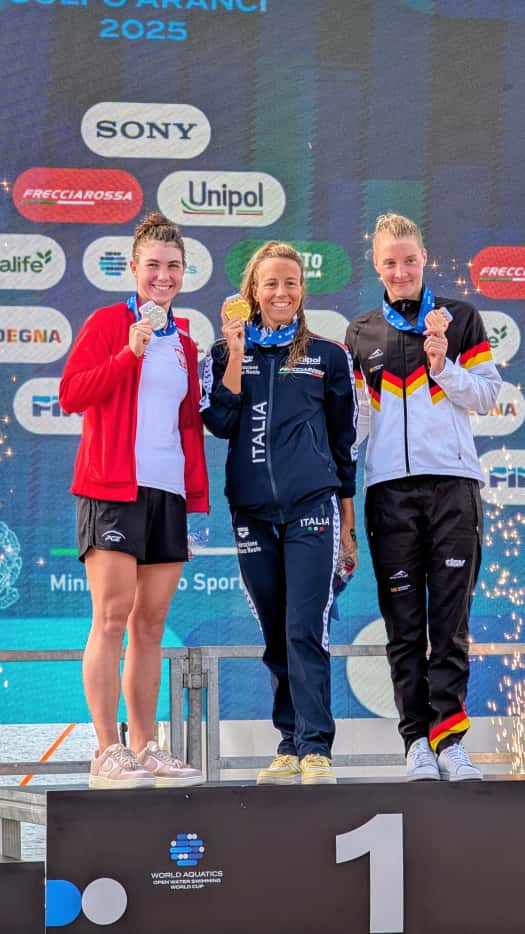 Die Medaillengewinnerinnen vom letzten Weltcup 2025 im Freiwasserschwimmen in Golfo Aranci auf Sardinien. Von links: Klaudia Tarasiewicz aus Polen, Siegerin Ginevra Tadeucci aus Italien und die Deutsche Lea Boy als Drittplatzierte
