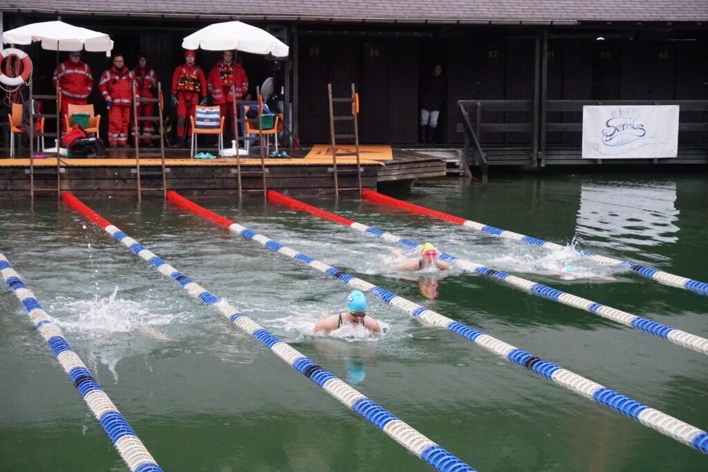 Eisschwimmerinnen schwimmen bei den Burghausen Open