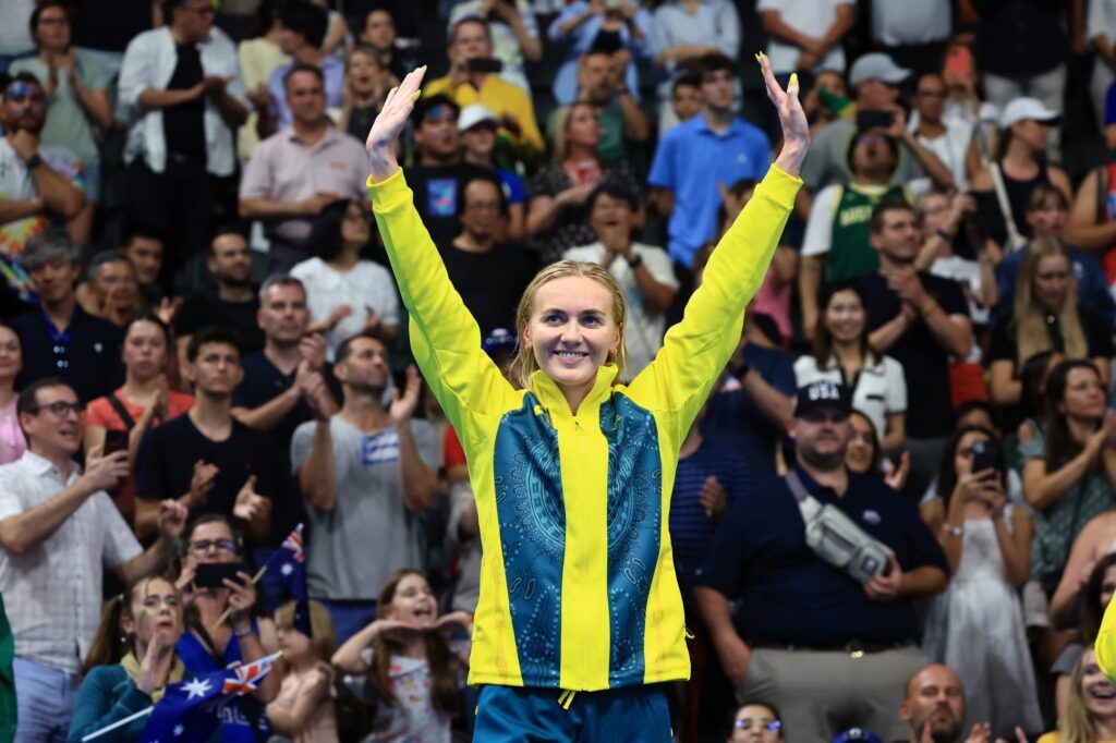 Schwimmerin Ariarne Titmus aus Australien lässt sich bei den Olympischen Spielen 2024 in Paris bei der Siegerehrung für die Silbermedaille über 200m Freistil feiern