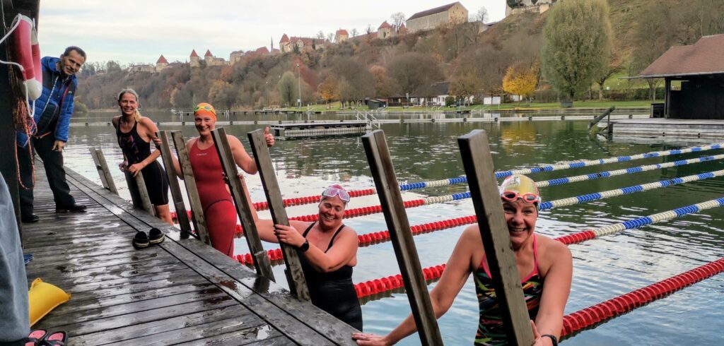 Vier Eisschwimmerinnen steigen in Burghausen ins kalte Wasser