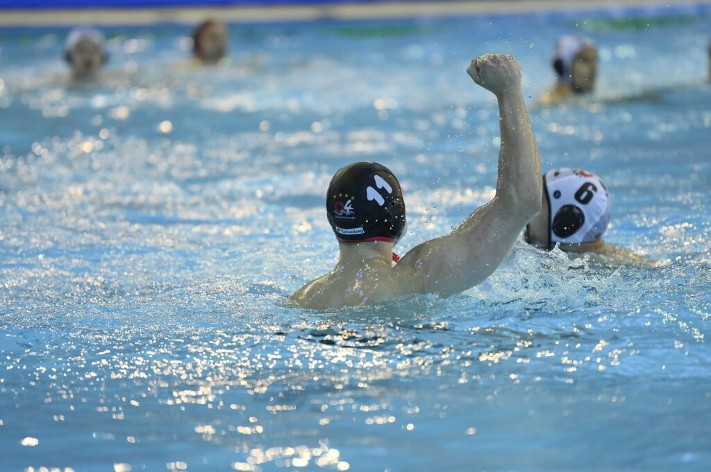 Ein Wasserballer der Wasserfreunde Spandau 04 ballt in einem Euro Cup-Spiel 2024 die Faust nach einem Tor